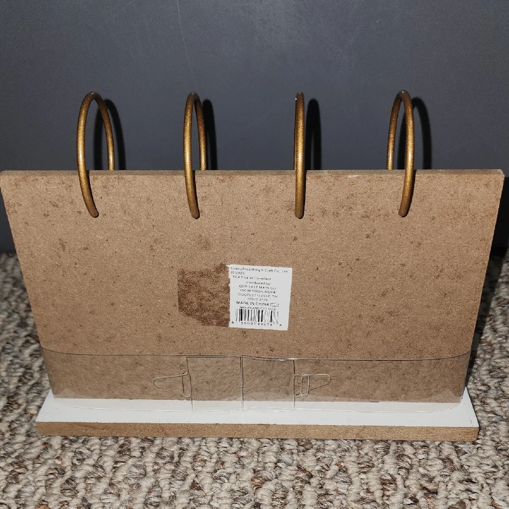 NWT Green & White Perpetual Calendar with Gold Rings